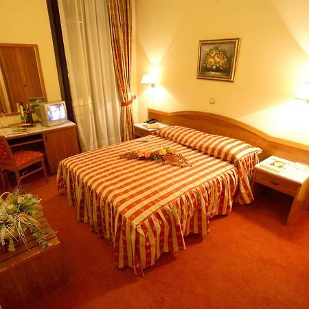 Hotel Dinara Лівно Екстер'єр фото