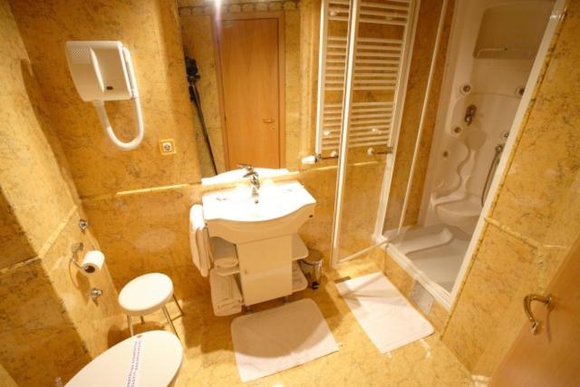 Hotel Dinara Лівно Номер фото