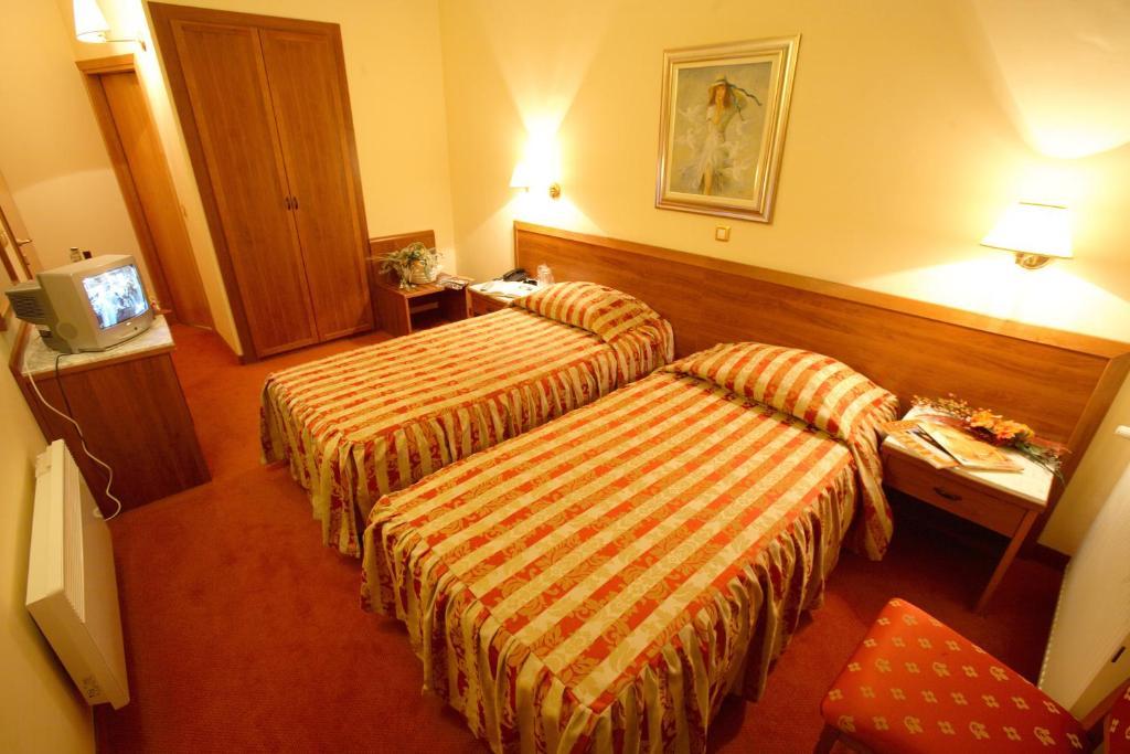 Hotel Dinara Лівно Номер фото