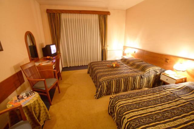 Hotel Dinara Лівно Екстер'єр фото