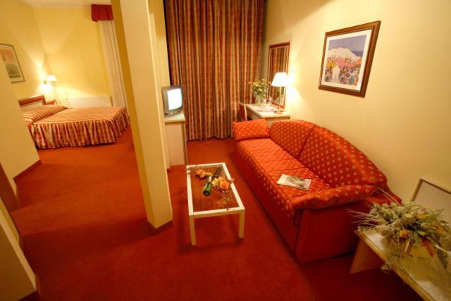 Hotel Dinara Лівно Екстер'єр фото