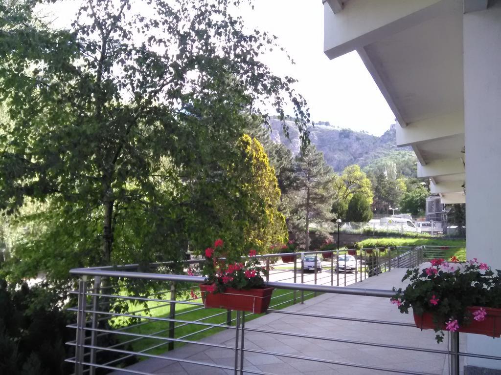 Hotel Dinara Лівно Екстер'єр фото