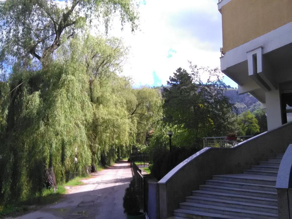 Hotel Dinara Лівно Екстер'єр фото