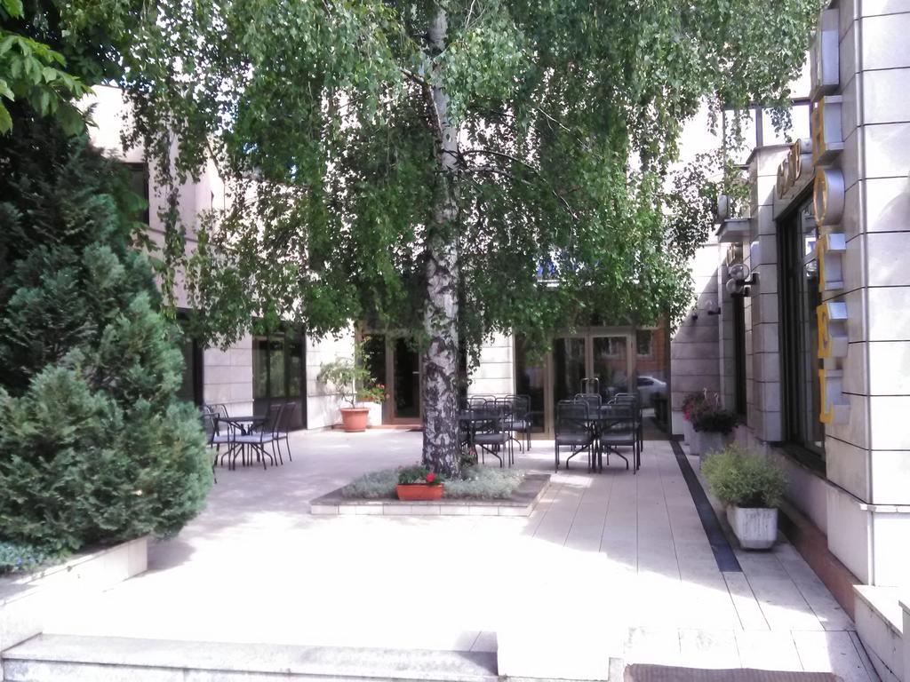 Hotel Dinara Лівно Екстер'єр фото