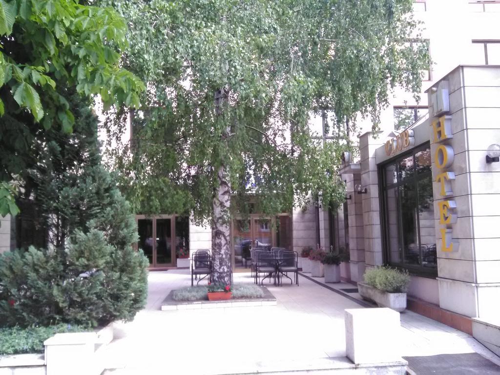 Hotel Dinara Лівно Екстер'єр фото