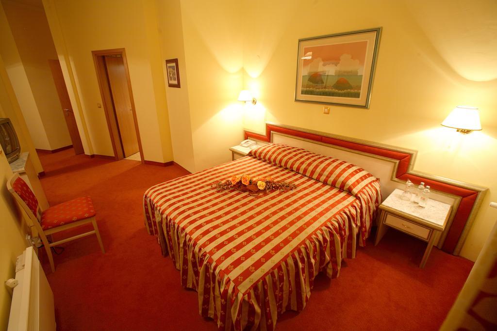 Hotel Dinara Лівно Екстер'єр фото