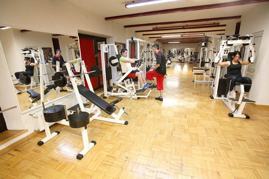 Hotel Dinara Лівно Екстер'єр фото