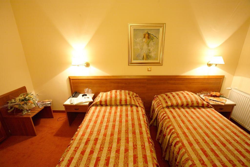 Hotel Dinara Лівно Екстер'єр фото