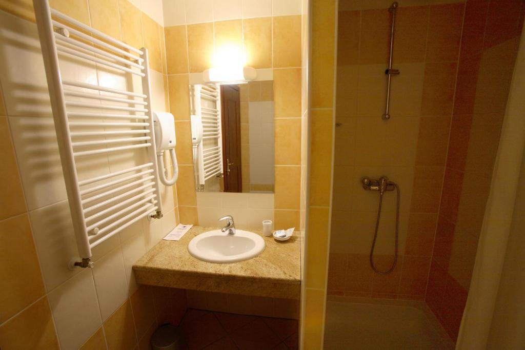 Hotel Dinara Лівно Екстер'єр фото