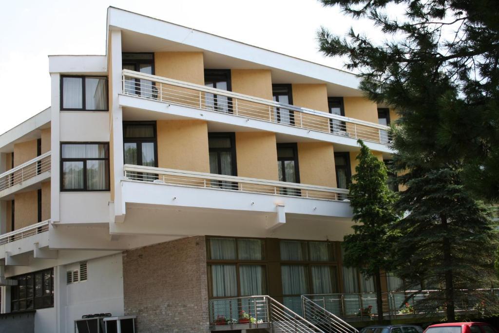 Hotel Dinara Лівно Екстер'єр фото