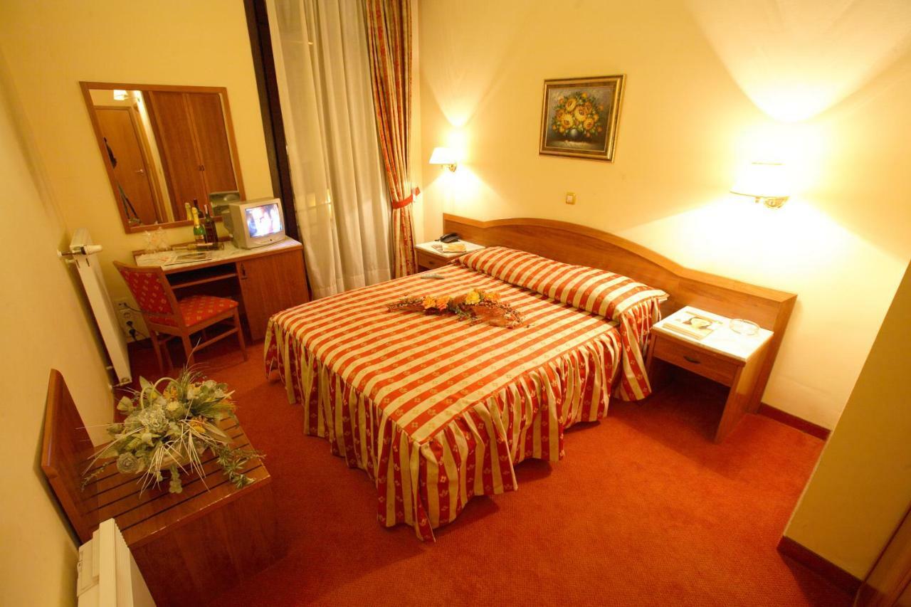 Hotel Dinara Лівно Екстер'єр фото
